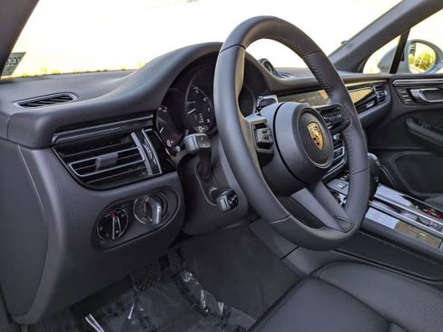 Certified 2025 Porsche Macan AWD/4WD image 4