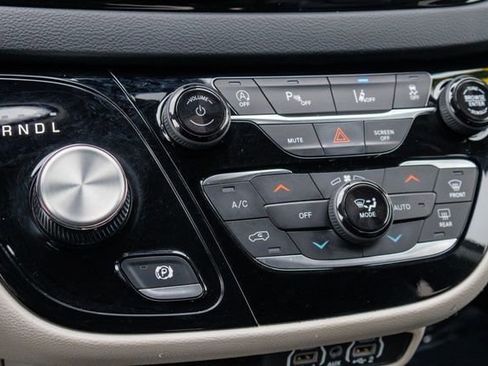 Used 2023 Chrysler Pacifica Touring-L FWD image 27