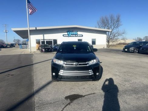 Used 2017 Toyota Highlander XLE image 3