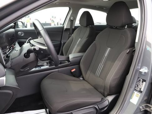 Used 2025 Hyundai Elantra SEL FWD image 11