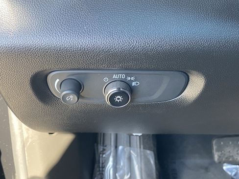 Used 2022 Chevrolet Traverse LT image 29