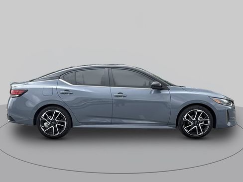 Used 2025 Nissan Sentra SR FWD image 2