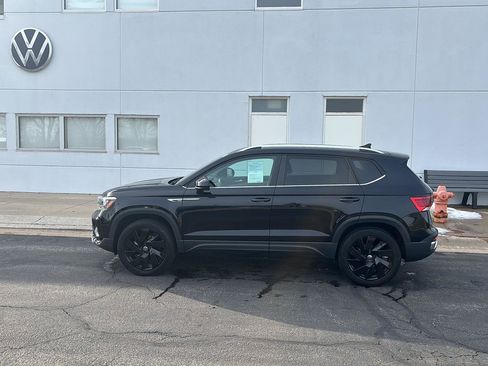 Certified 2024 Volkswagen Taos SE w/ Black Wheel Plus Package image 10