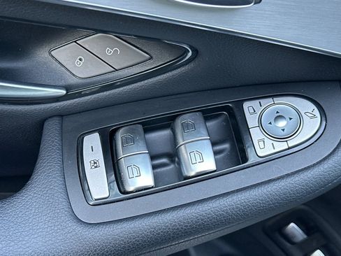 Used 2019 Mercedes-Benz GLC 350e 4MATIC image 13