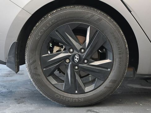 Used 2022 Hyundai Elantra Blue image 9