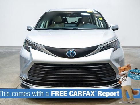 Used 2024 Toyota Sienna XLE FWD image 2