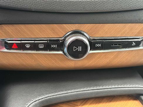 Certified 2025 Volvo XC90 B6 Plus image 29