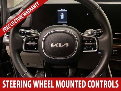 Used 2025 Kia Carnival FWD image 10