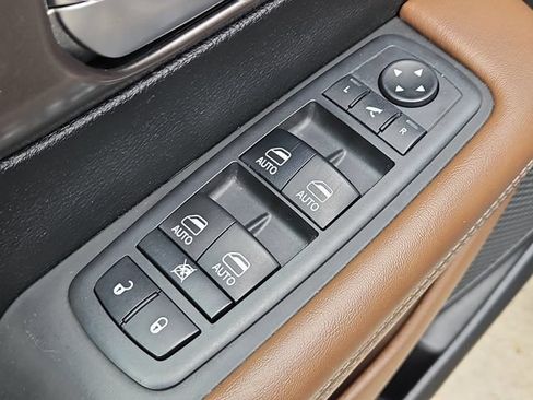 Used 2018 Chrysler Pacifica Limited w/ Advanced Safetytec Group FWD image 20