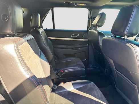 Used 2018 Ford Explorer XLT w/ Equipment Group 202A image 32