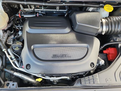 Used 2025 Chrysler Pacifica Limited FWD image 27