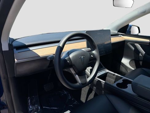 Used 2024 Tesla Model Y Long Range AWD/4WD image 9