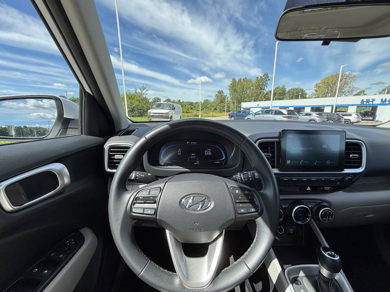 Used 2025 Hyundai Venue SEL FWD image 29