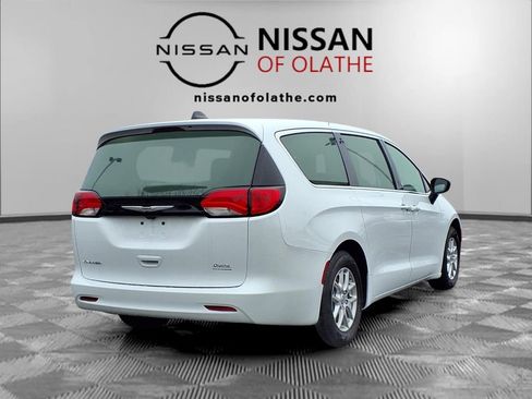 Used 2024 Chrysler Voyager LX image 31