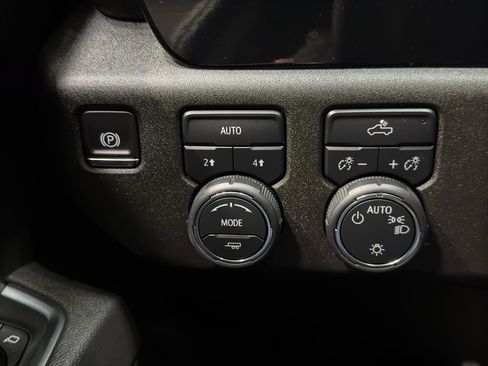 Used 2025 Chevrolet Silverado 1500 LT w/ Leather Package image 34