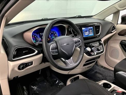 Used 2023 Chrysler Voyager LX FWD image 16
