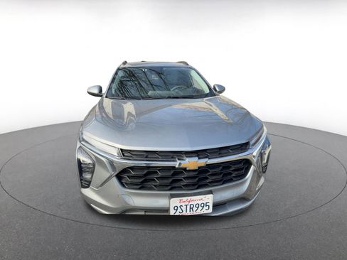 Used 2025 Chevrolet Trax LT image 2