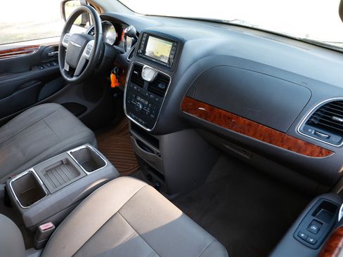 Used 2016 Chrysler Town & Country Touring image 18