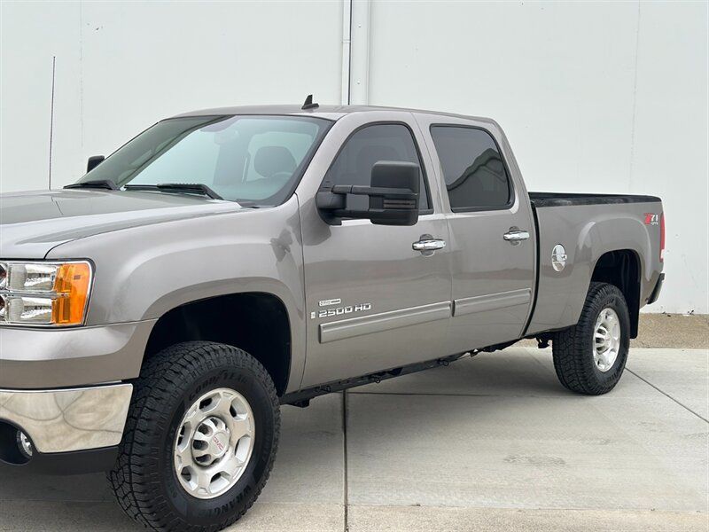 Used 2007 GMC Sierra 2500 SLE w/ Z71 Off-Road Package AWD/4WD image 9
