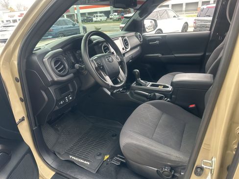 Used 2017 Toyota Tacoma TRD Off-Road w/ Premium & Technology Package image 9