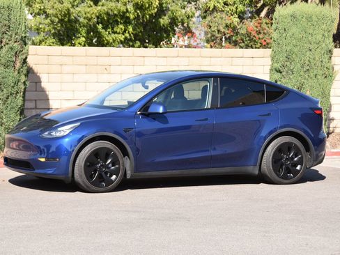 Used 2021 Tesla Model Y Long Range AWD/4WD image 1