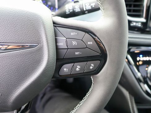 New 2026 Chrysler Pacifica Limited image 29