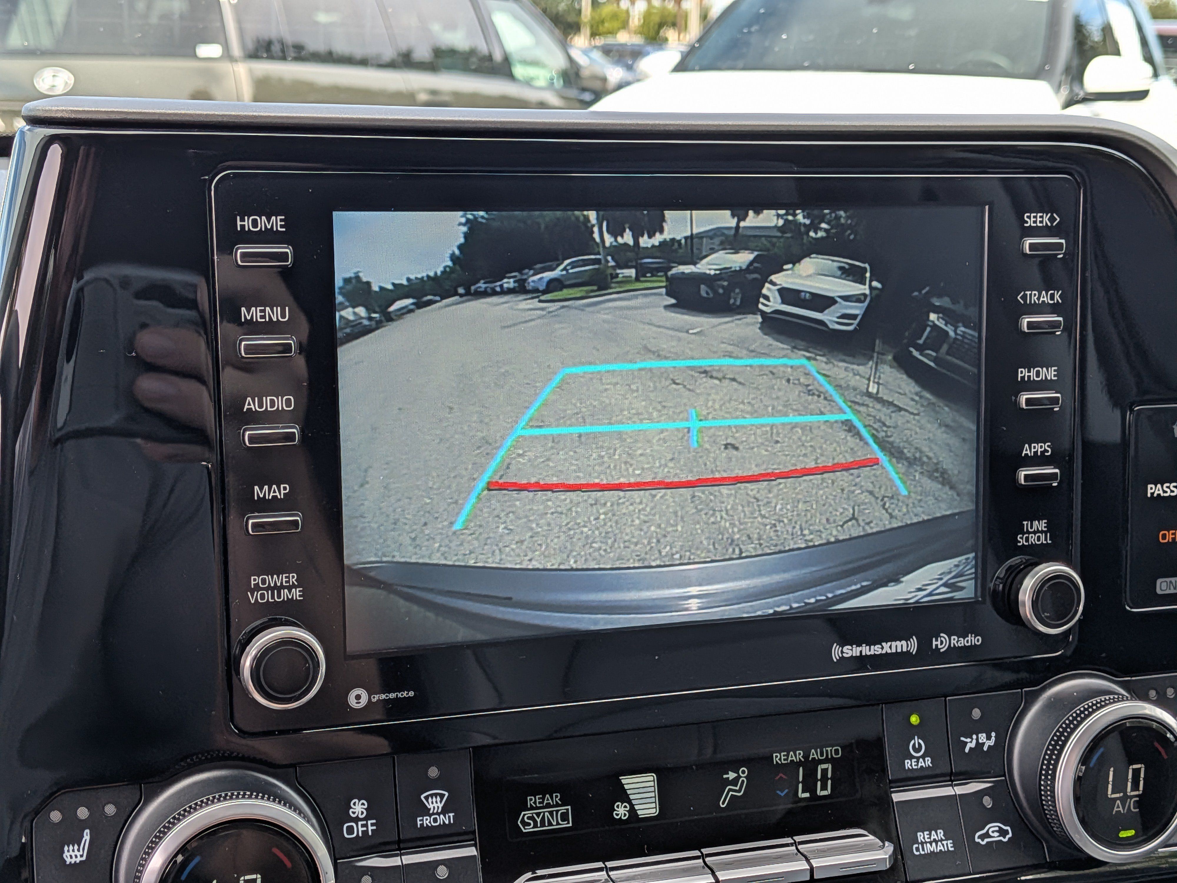 Used 2021 Toyota Highlander XLE AWD/4WD image 36