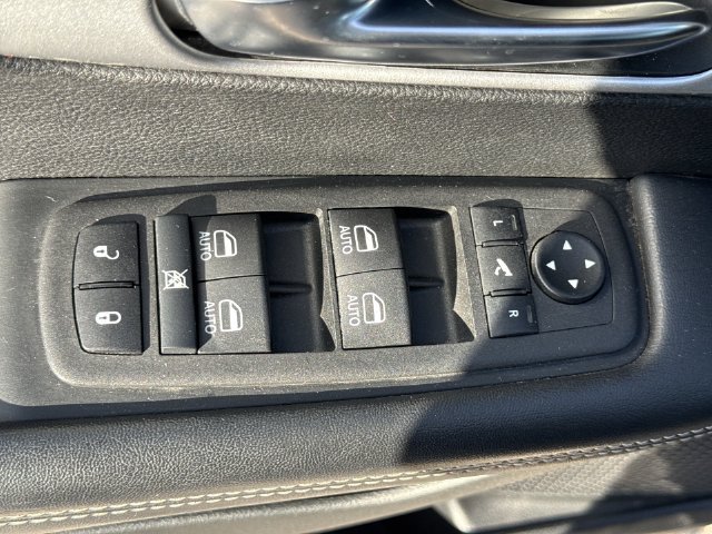 Used 2025 Chrysler Pacifica Limited FWD image 24