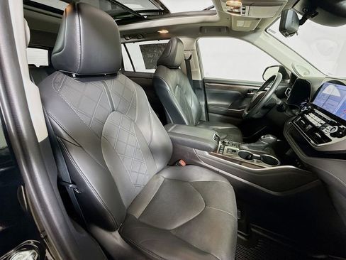 Certified 2021 Toyota Highlander Platinum image 29