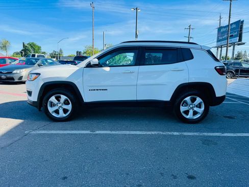 Used 2018 Jeep Compass Latitude w/ Popular Equipment Group AWD/4WD image 8