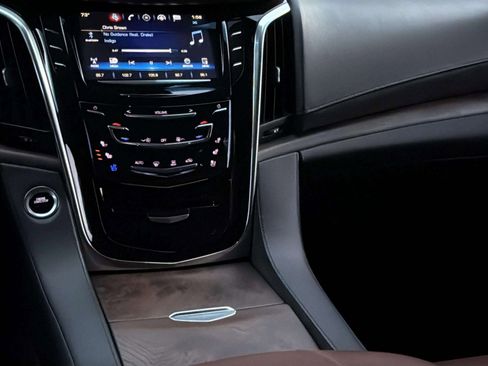Used 2018 Cadillac Escalade ESV Premium Luxury image 39
