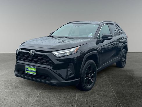 Used 2022 Toyota RAV4 XLE image 3