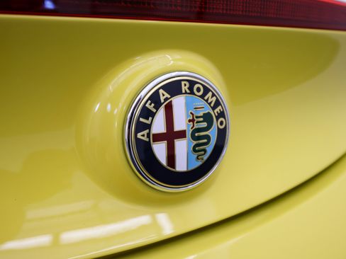Used 2015 Alfa Romeo 4C Spider w/ Spider Track Package 2 RWD image 31