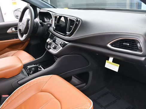 Used 2024 Chrysler Pacifica Pinnacle image 60