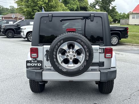 Used 2018 Jeep Wrangler Unlimited Sahara AWD/4WD image 7