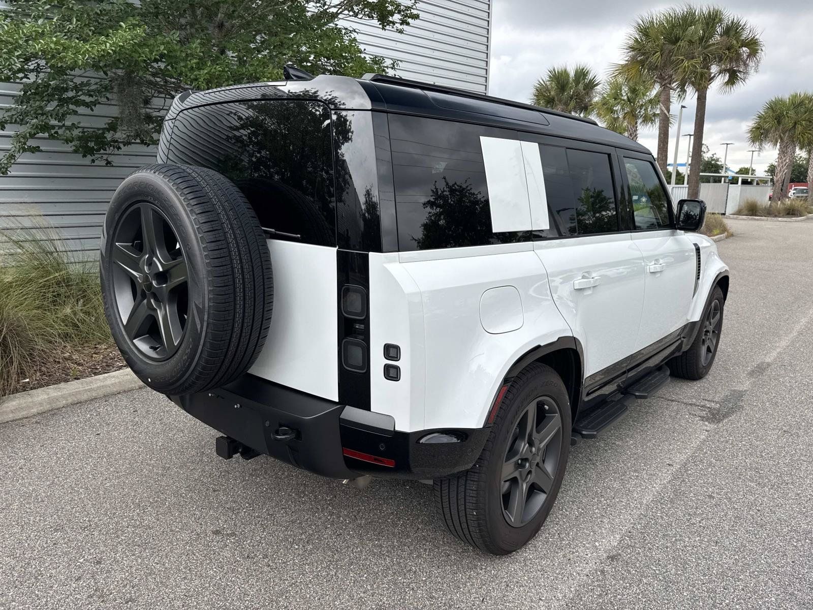 Certified 2026 Land Rover Defender 110 X-Dynamic SE AWD/4WD image 6