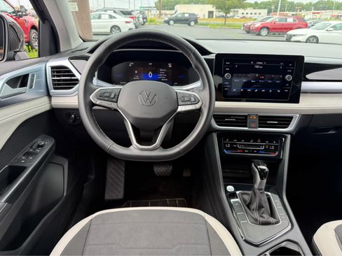 Used 2025 Volkswagen Taos SE FWD image 21