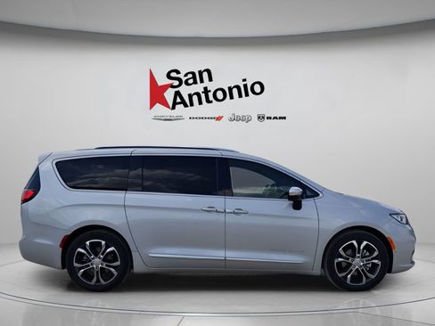 New 2026 Chrysler Pacifica Pinnacle image 9