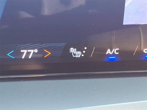 Used 2025 Chevrolet Traverse LT image 16