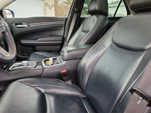 Used 2017 Chrysler 300 Touring w/ Value Package image 17