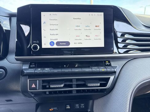 Used 2025 Toyota Camry SE w/ Convenience Package image 16