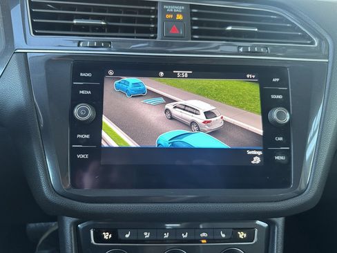 Used 2021 Volkswagen Tiguan SE w/ Panoramic Sunroof Package FWD image 19