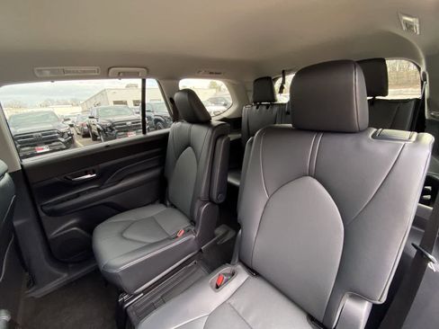 Used 2025 Toyota Grand Highlander XLE image 25