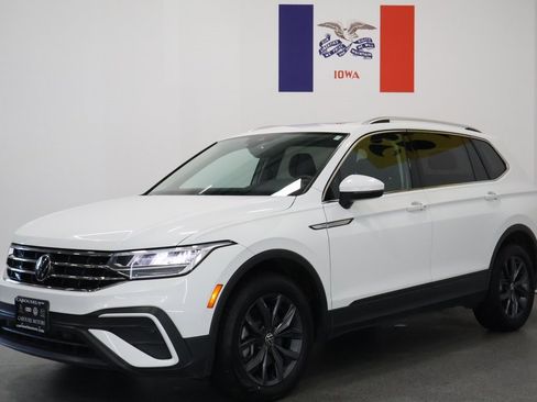 Used 2022 Volkswagen Tiguan SE w/ Panoramic Sunroof Package image 8