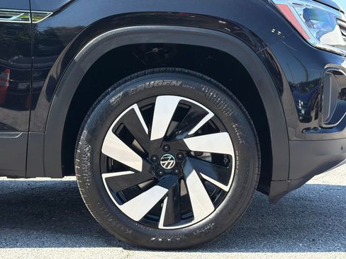 Certified 2025 Volkswagen Atlas Cross Sport SE AWD/4WD image 6