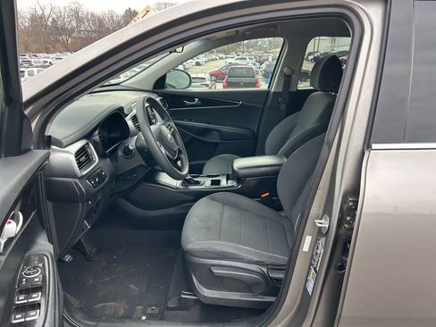 Used 2019 Kia Sorento LX image 9