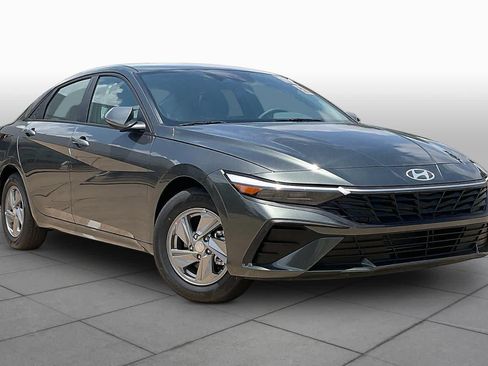 Certified 2026 Hyundai Elantra SE FWD image 3