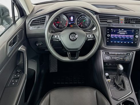 Used 2021 Volkswagen Tiguan SE w/ Panoramic Sunroof Package image 16