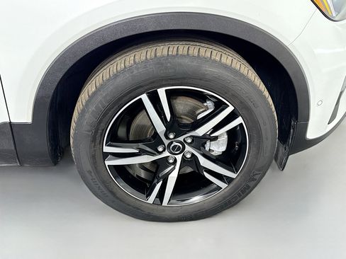 Used 2023 Volvo XC40 B5 Plus image 32