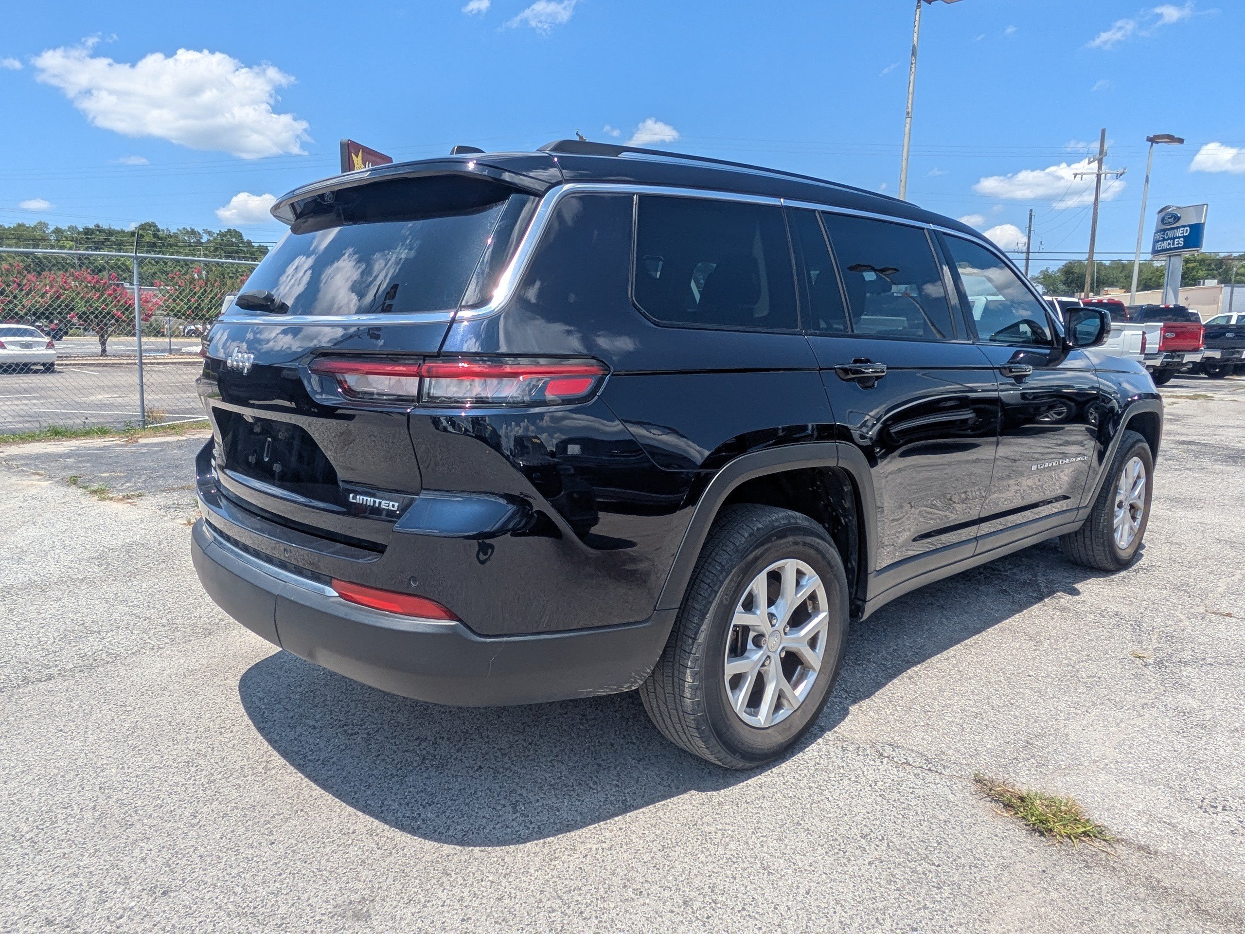 Used 2023 Jeep Grand Cherokee L Limited AWD/4WD image 4